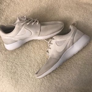 White nike roshes